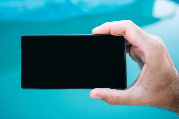 Het gebruik van mobiele telefoon bij het zwembad — Stockfoto