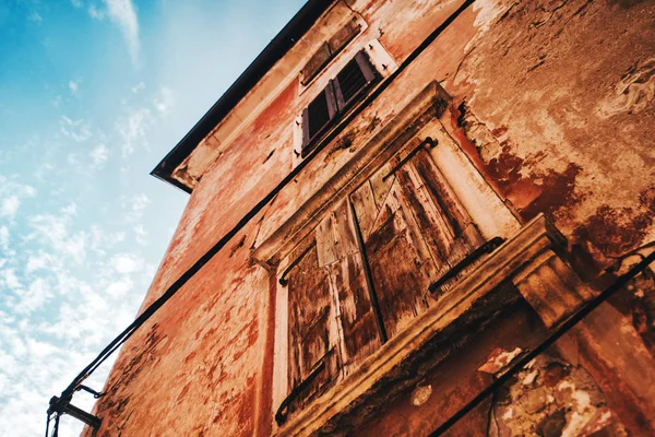 Velho estilo mediterrâneo fachada edifício — Fotografia de Stock