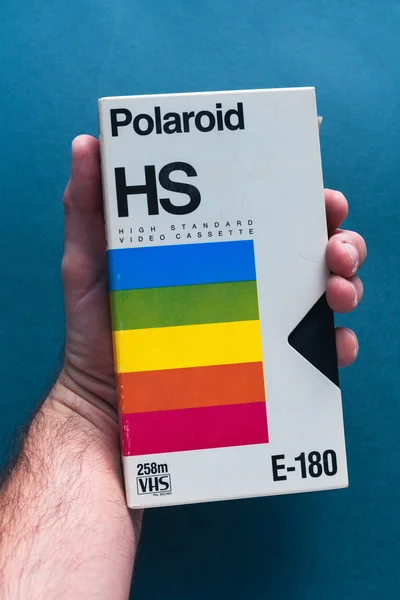 Polaroid vhs Videokassette Band in der Hand — Stockfoto