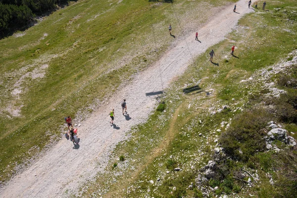 Vista aérea de grupo não identificável de caminhantes de montanha caminhando — Fotografia de Stock