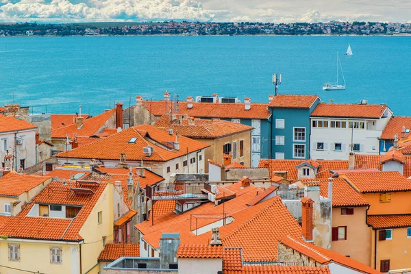 Techos de la ciudad de Piran — Foto de Stock