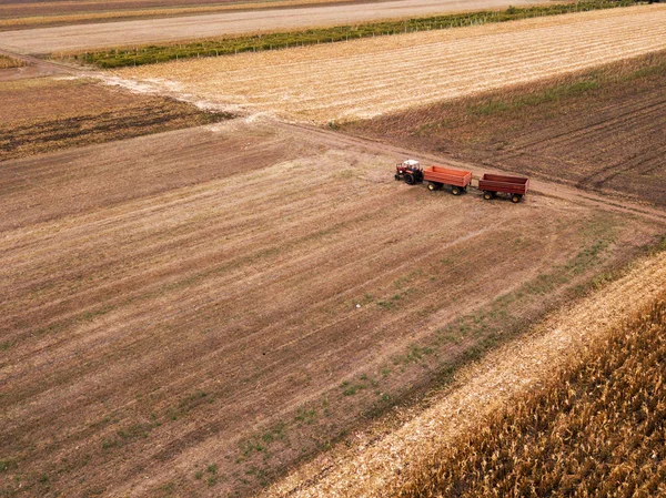 Vista aérea del tractor agrícola en el campo — Foto de Stock