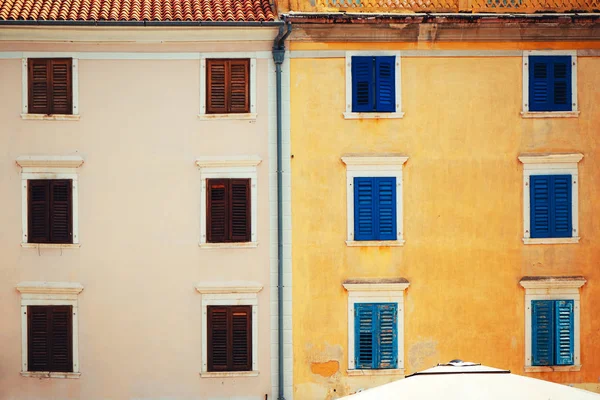 Tipico stile architettonico della facciata mediterranea — Foto Stock