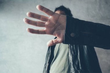 Ünlü erkek paparazzi fotoğrafçılar yüzünden gizleme