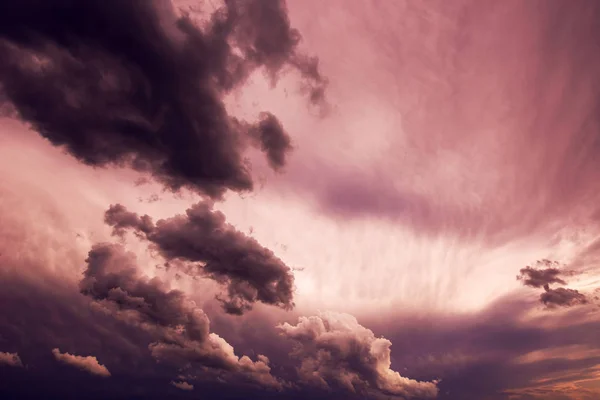 Céu temperamental e nuvens — Fotografia de Stock