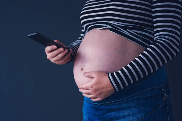 Gravid kvinna med smartphone — Stockfoto