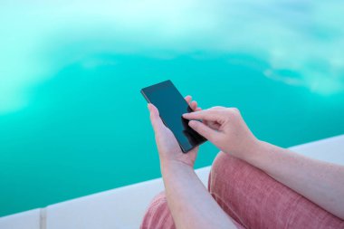 Yüzme havuzun yanında istimal hareket eden telefon