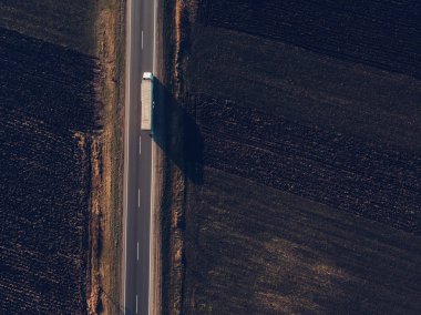 Yük taşıma kamyonu havadan görünümü yolda