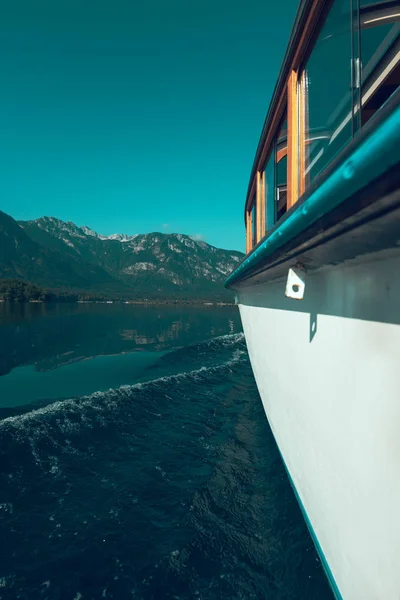 Boat sailing on lake Bohinj — Stock Photo, Image