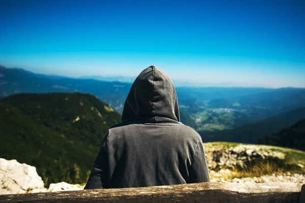 Excursionista de montaña en alto mirador mirando al valle — Foto de Stock