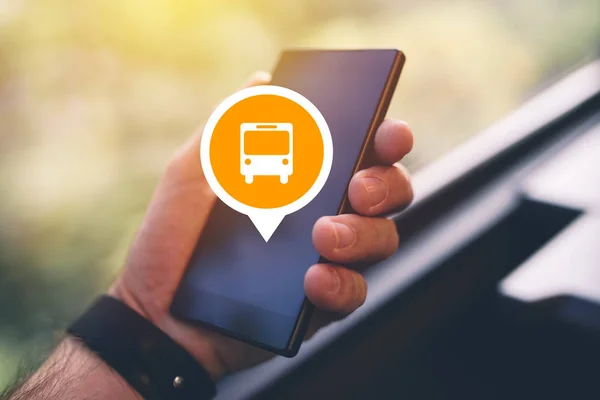 Ember használ smartphone app beszerzési busszal elektronikus jegy — Stock Fotó