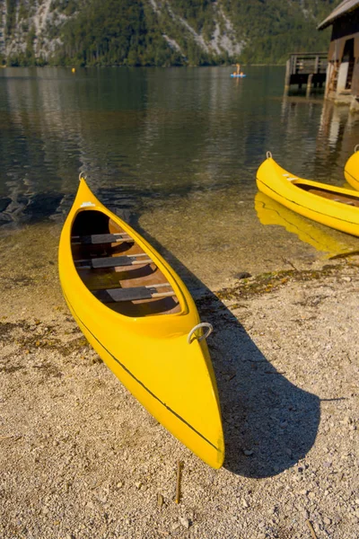 黄色独木舟在湖 — 图库照片
