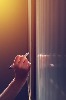Office beyaz tahta üzerinde yazma sol kadın iş kişi
