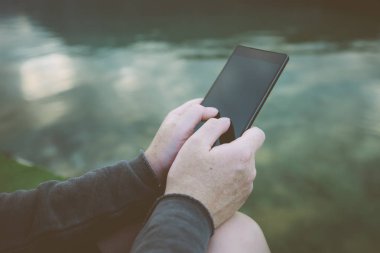 Cep telefonu açık havada doğa kullanan kadın