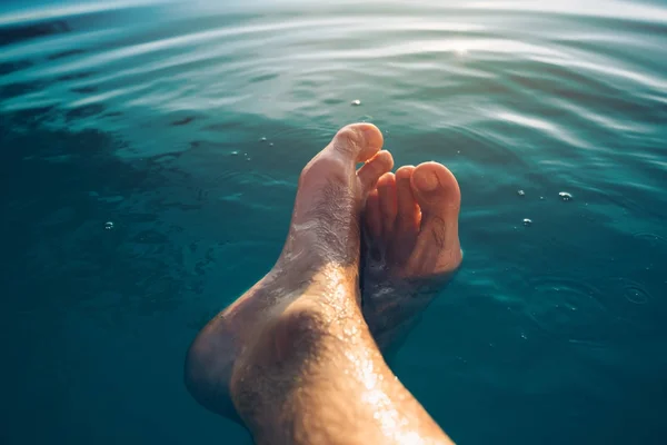 Mannelijke voeten in de buiten zwembad — Stockfoto