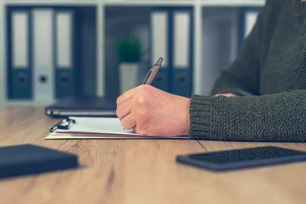 Female business person writing notes — Stock Photo, Image