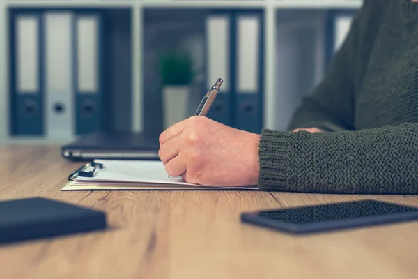 Feminino empresário escrevendo notas — Fotografia de Stock