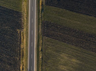 Boş yol kırsal yoluyla havadan görünümü