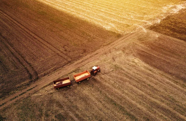 Vedere aeriană a tractorului agricol în teren — Fotografie, imagine de stoc