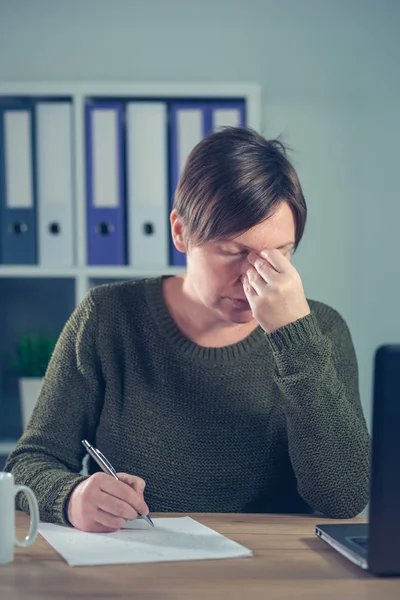 Vrouwelijke freelancer werken overuren in kantoor aan huis — Stockfoto