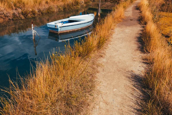 Одинокая рыболовная лодка — стоковое фото