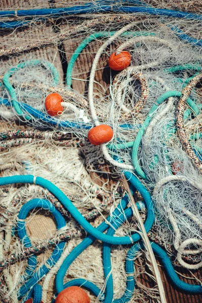 Stos komercyjnej sieci rybackiej z sznurkami i pływakami — Zdjęcie stockowe