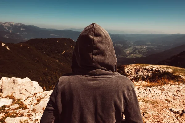 Гірський турист на високій точці зору дивиться на долину — стокове фото