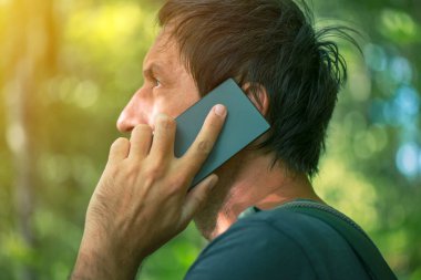 Park cep telefonunda konuşan adam