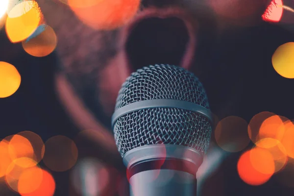 L'uomo canta il karaoke in un bar — Foto Stock