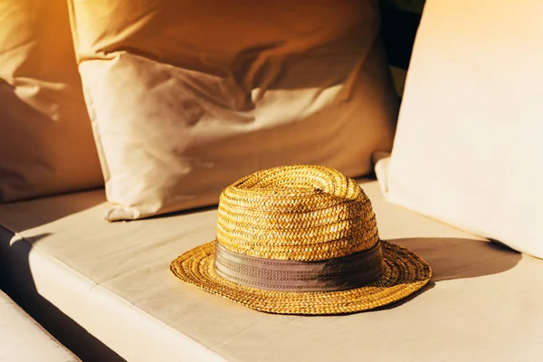 Sombrero de paja en la tumbona junto a la piscina — Foto de Stock