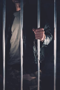 Cezaevi parmaklıklar arkasında kelepçeli erkek