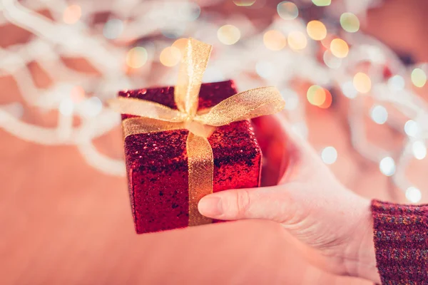 Ręka z Christmas gift box — Zdjęcie stockowe