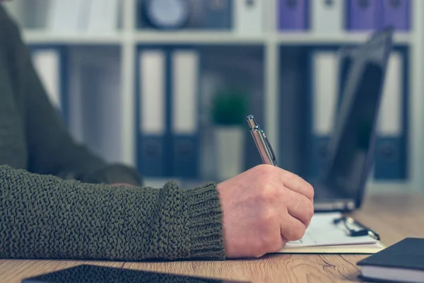 Kvinnliga företagare gör start up företag pappersarbete — Stockfoto