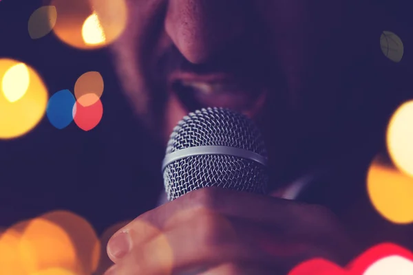 Adam karaoke barda şarkı söylüyor — Stok fotoğraf