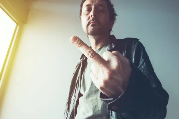 Enojado macho punk mostrando el dedo medio — Foto de Stock