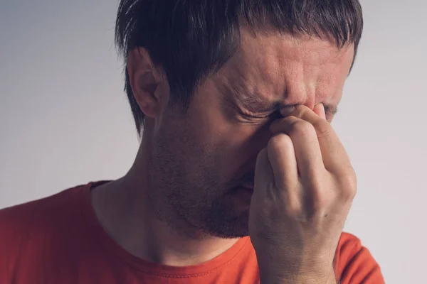 Hombre con migraña Dolor de cabeza —  Fotos de Stock