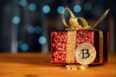 Bitcoin Btc cryptocurrency ve Noel hediye kutusu