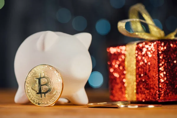 Bitcoin BTC criptovaluta e scatola regalo di Natale — Foto Stock