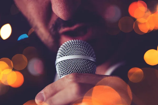 Adam karaoke barda şarkı söylüyor — Stok fotoğraf