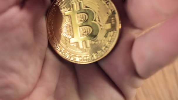 Bitcoin の手で Cryptocurrency Web バンキングの国際ネットワーク支払電子仮想マネーのシンボルとして Btc 黄金コインを保持している男 — ストック動画