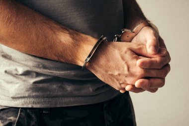 Kelepçeli asker askeri ordu giysileri