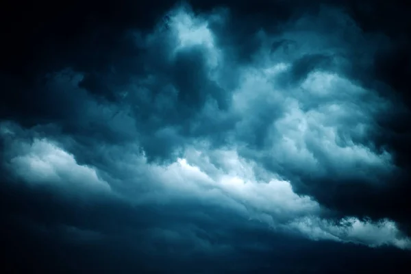 Dramatic stormy sky, dark clouds before rain — Stock Photo, Image