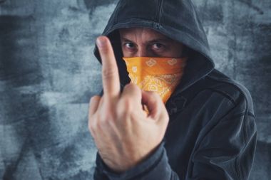 Kukuletalı çete üyesi suç gösteren orta parmak
