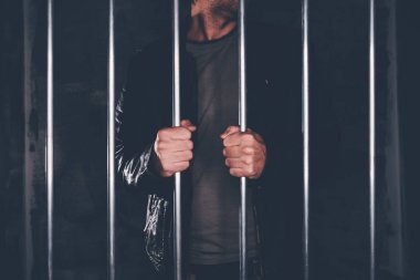 cezaevi parmaklıklar arkasındaki adam