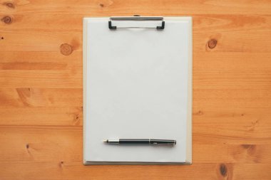 Boş Pano not defteri kalemi kağıdına havai görünümü