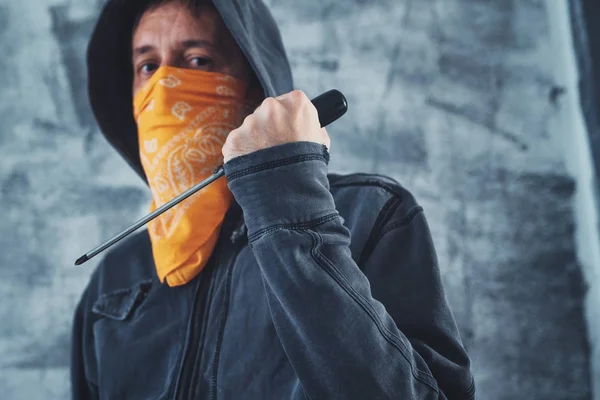 Kapuzenbandenmitglied mit Schraubenzieher kriminell — Stockfoto