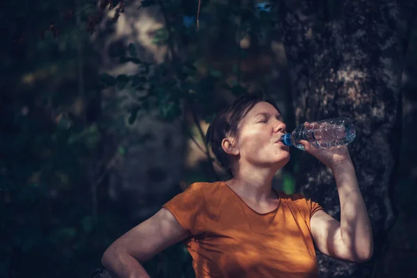 Donna che beve acqua all'aperto — Foto Stock