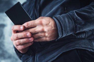 Adamın üstünde hareket eden telefon mesajý okuma düşük açılı görünüş