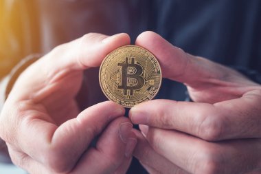 Bitcoin gösterilen adam