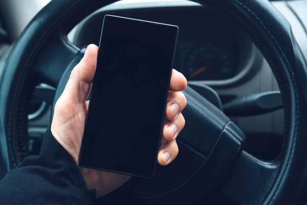 Hombre usando smartphone en coche — Foto de Stock